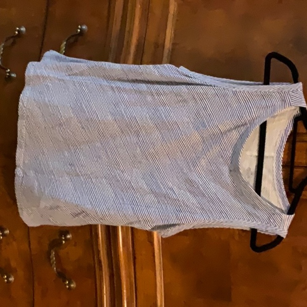 Excellent condition Banana Republic striped sleeveless shirt size large